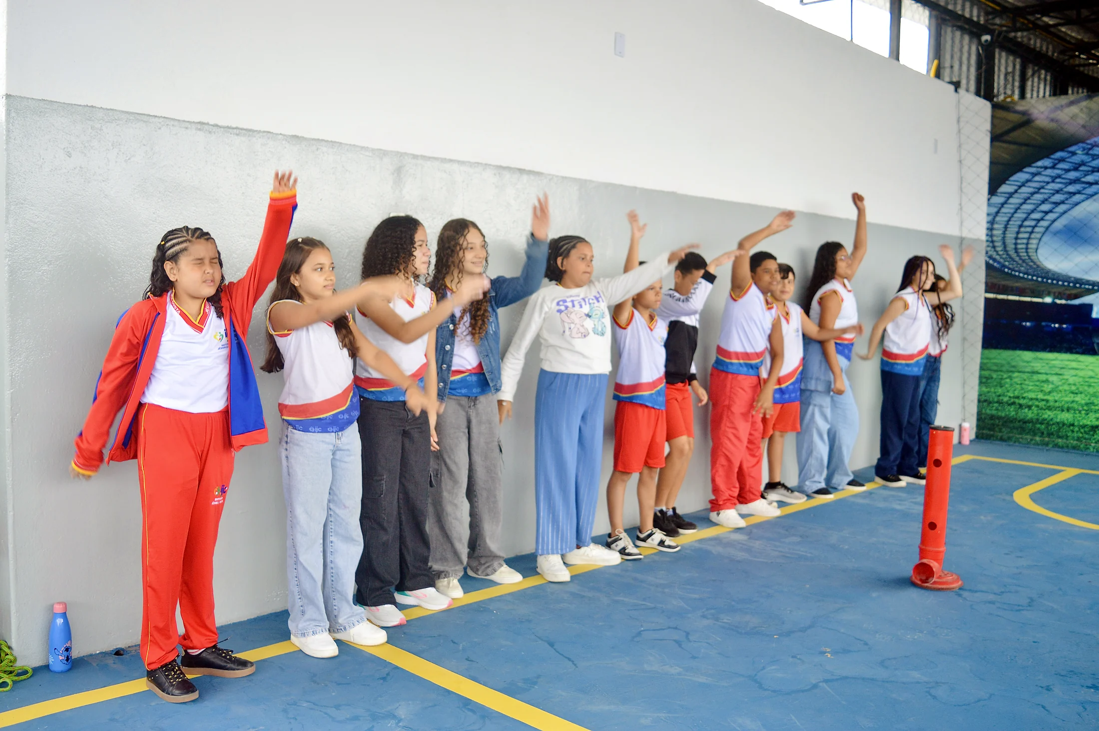 Estudantes participando de uma atividade coletiva na quadra.