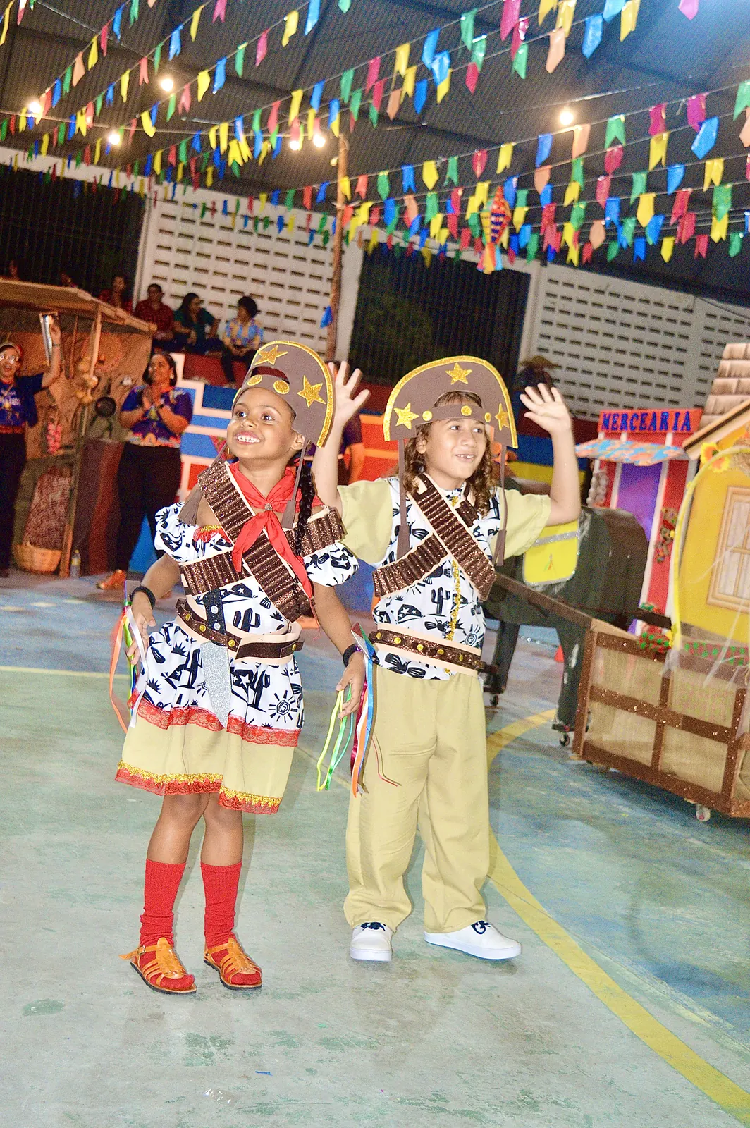 Estudantes com figurinos em uma celebração cultural.